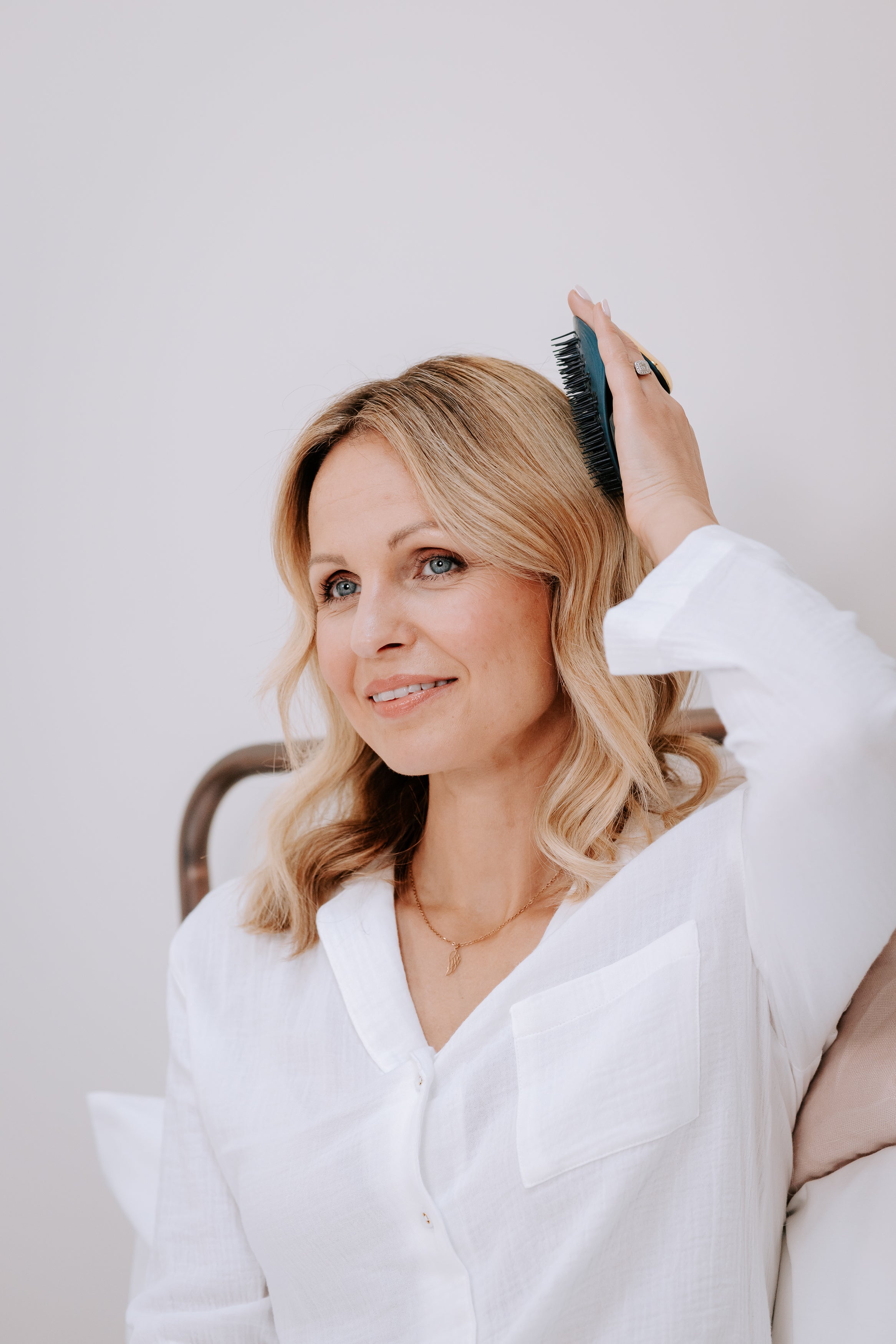 Manta Pulse Hair Brush - Deep Ocean Blue