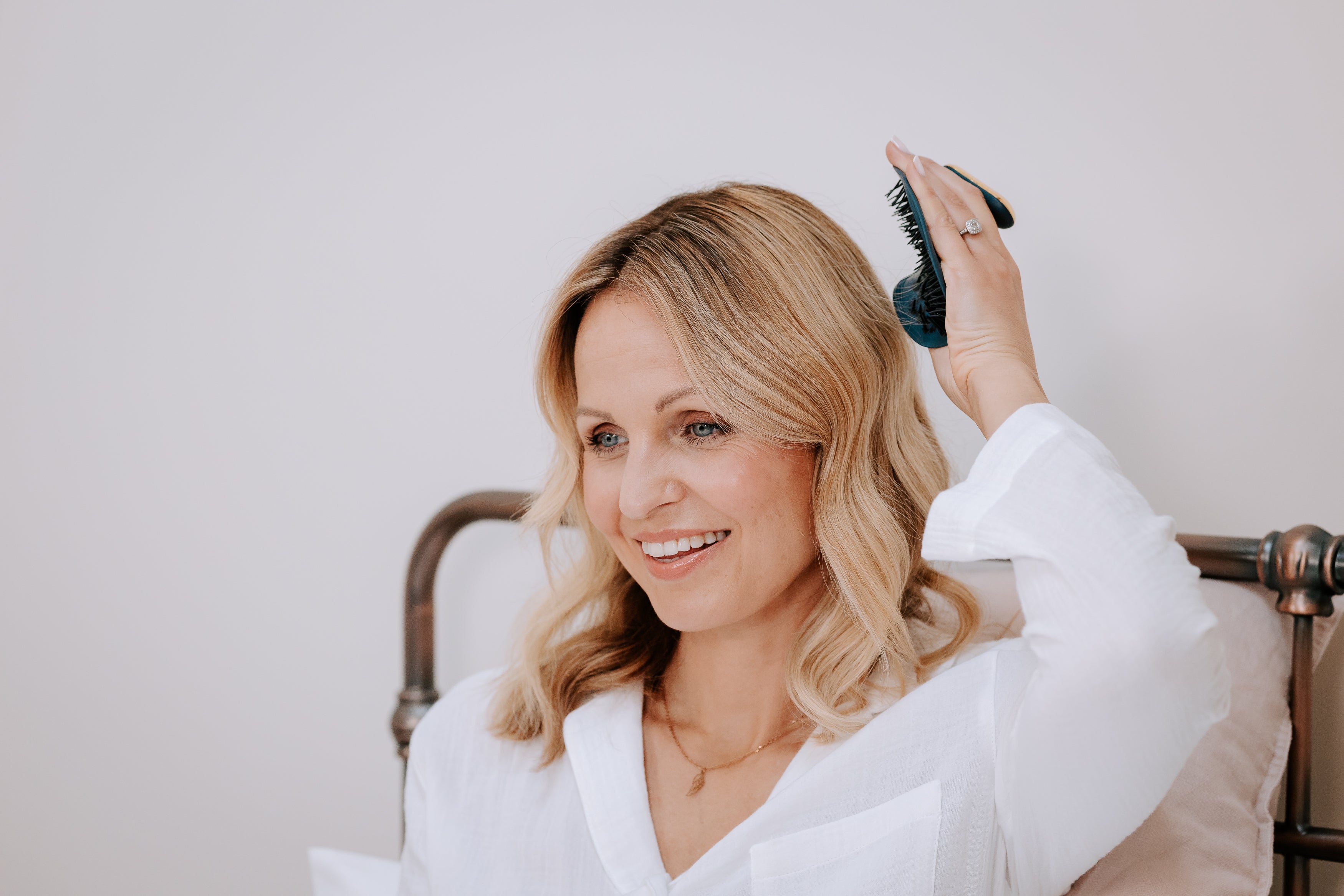 Manta Pulse Hair Brush - Deep Ocean Blue